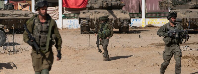 Israelische Soldaten sind während einer Bodenoperation im Gazastreifen im Einsatz. - Foto: Ohad Zwigenberg/AP