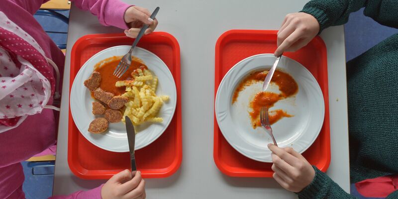 Bisher können nur armutsgefährdete Kinder ein kostenfreies Mittagessen erhalten (Symbolbild). - Foto: Ralf Hirschberger/dpa-Zentralbild/dpa