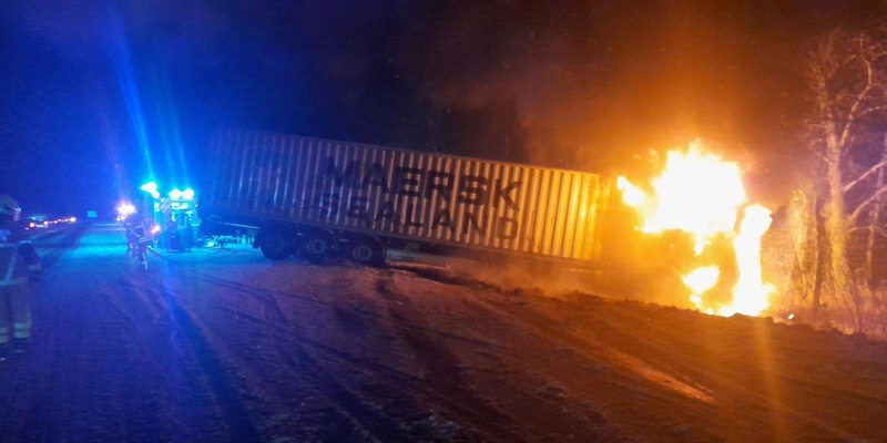 FW Bremerhaven: LKW-Brand nach Verkehrsunfall auf der Autobahn 27 - Foto: presseportal.de