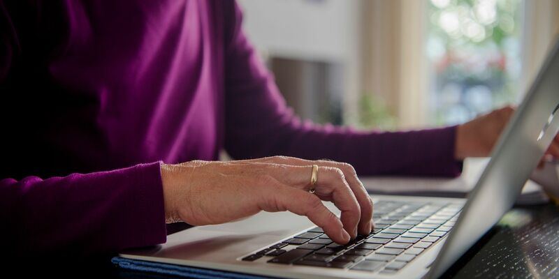Eine Frau arbeitet an einem Laptop. Vor allem Frauen arbeiten wegen der Betreuung von Angehörigen in Teilzeit (Symbolbild). - Foto: Finn Winkler/dpa