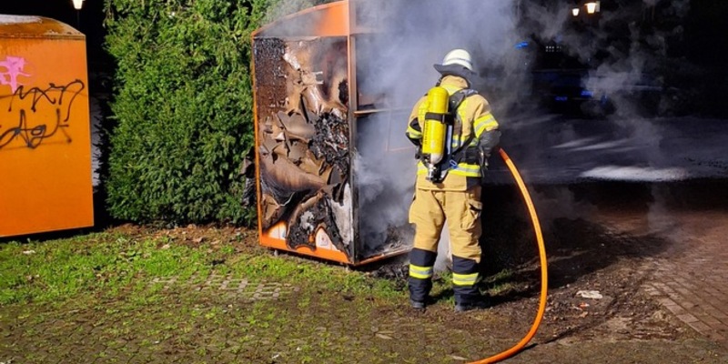 FW Xanten: Brand eines Altkleidercontainers - Foto: presseportal.de