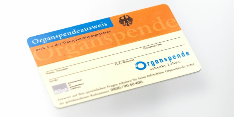Ein Organspendeausweis. Im Laufe des Jahres soll ein Organspende-Register online gehen, in dem man seine Entscheidung hinterlegen kann. - Foto: Hannes P. Albert/dpa