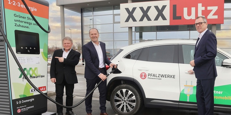 Die gute XXXL-Nachricht zum Jahresstart: Zusammen mit der Pfalzwerke AG entstehen deutschlandweit 500 neue E-Ladepunkte vor den XXXLutz Möbelhäusern - Foto: presseportal.de