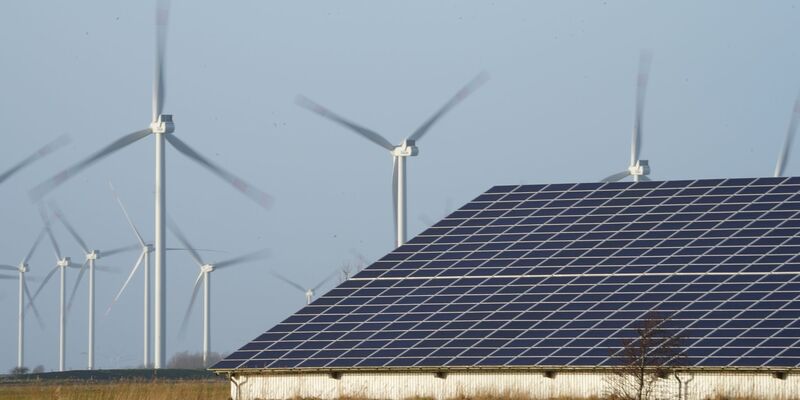 Im vergangenen Jahr habe die EU erstmals mehr Strom aus Wind- und Sonnenenergie erzeugt als aus Gas, sagt EU-Kommissionspräsidentin Ursula von der Leyen. - Foto: Marcus Brandt/dpa