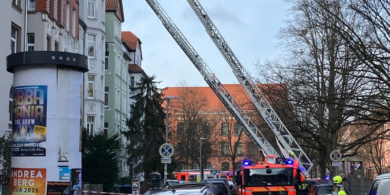 FW Hannover: Brand greift auf Dachstuhl über - Foto: presseportal.de