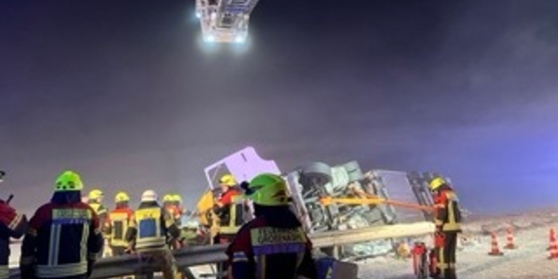 FW-SE: LKW verunglückt schwer auf der A7 Höhe Bad Bramstedt - Foto: presseportal.de