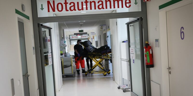 Die Notaufnahmen sollen künftig in neuen Integrierten Notfallzentren aufgehen. Pro 400.000 Einwohnerinnen und Einwohner soll es laut Gesundheitsminister Lauterbach ein Zentrum geben. - Foto: Christian Charisius/dpa