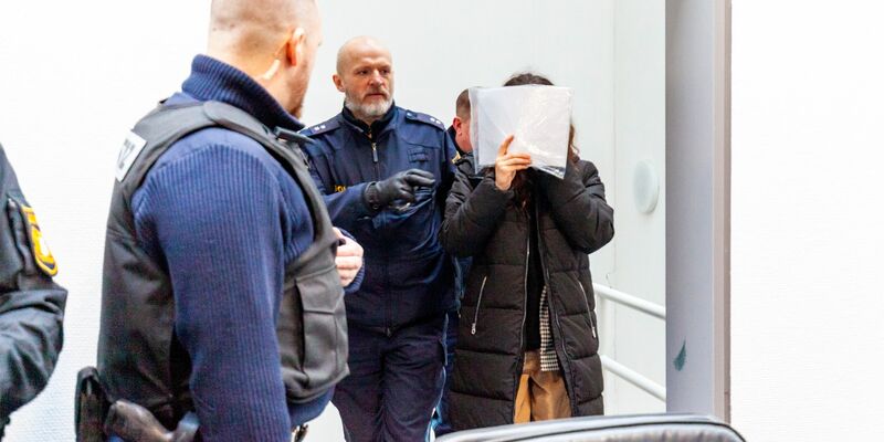 Die angeklagte 24-Jährige kommt zum Mordprozess. Sie soll eine Doppelgängerin umgebracht haben, um untertauchen zu können. - Foto: Cornelia Hammer/dpa