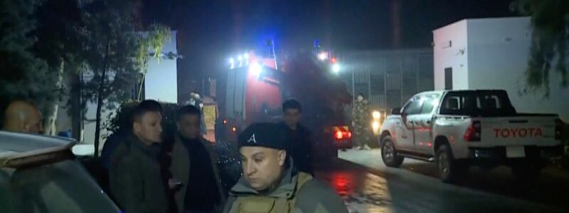 Dieses Standbild aus einem von Rudaw TV zur Verfügung gestellten Video zeigt Behörden und andere Personen in der Nähe der Stelle, an der Raketen in der Nähe des US-Konsulats eingeschlagen sind. - Foto: Uncredited/Rudaw TV/AP/dpa