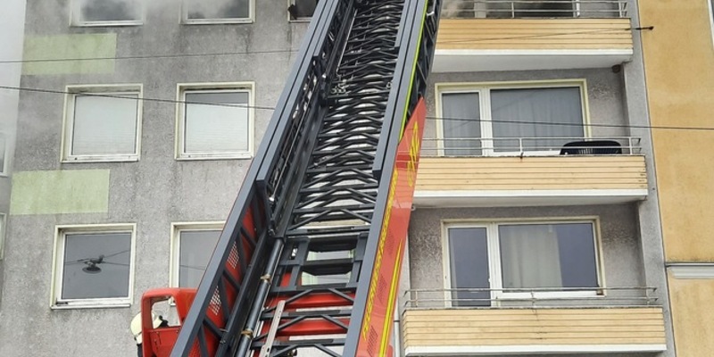 FW Bremerhaven: Wohnungsbrand in einem Mehrfamilienhaus in der Schifferstraße - Foto: presseportal.de