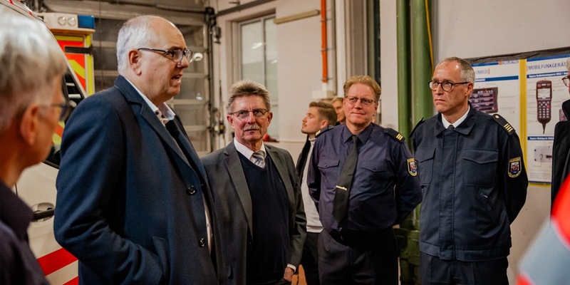 FW Bremerhaven: Bremer Bürgermeister Bovenschulte zu Besuch bei der Feuerwehr Bremerhaven - Foto: presseportal.de