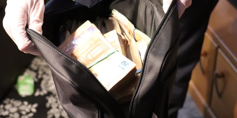 HZA-MS: Hauptzollamt Münster durchsucht chinesische Massagestudios in Münster/ Zoll vollstreckt 28 Durchsuchungsbeschlüsse im Auftrag der Staatsanwaltschaft Münster / rund 350.000 Euro Bargeld beschlagnahmt - Foto: presseportal.de