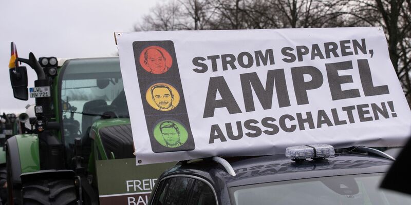 Landwirte machten ihrem Ärger auf der Straße Luft. - Foto: Paul Zinken/dpa