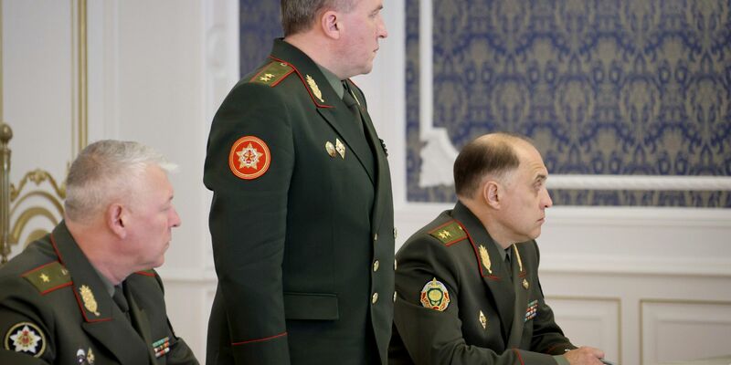 Verteidigungsminister Viktor Chrenin (M) hat die Militärdoktrin von Belarus überarbeitet. - Foto: Nikolai Petrov/BelTA Pool/AP/dpa