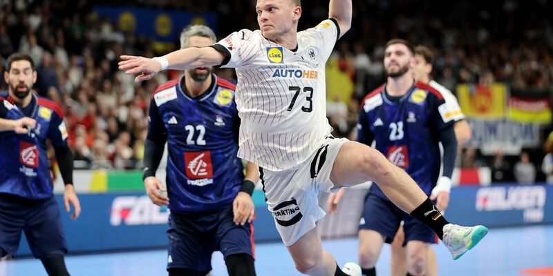 Deutschlands Timo Kastening setzt zum Sprungwurf an. - Foto: Andreas Gora/dpa