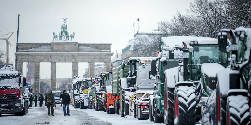 Am Montag hatte es in Berlin eine Demonstration mit Tausenden Landwirten gegen die geplante Streichung der Steuerentlastungen gegeben. - Foto: Kay Nietfeld/dpa