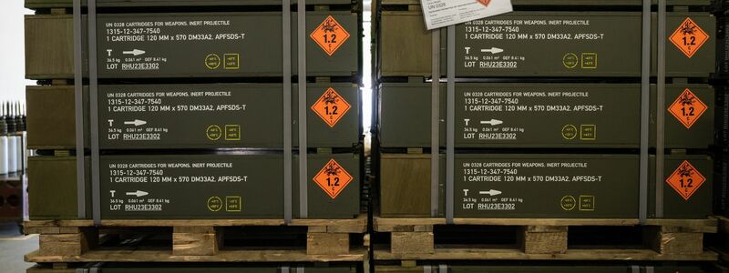 Kisten mit 120-Millimeter KE Panzermunition stehen in einer Halle bei Rheinmetall. - Foto: Philipp Schulze/dpa