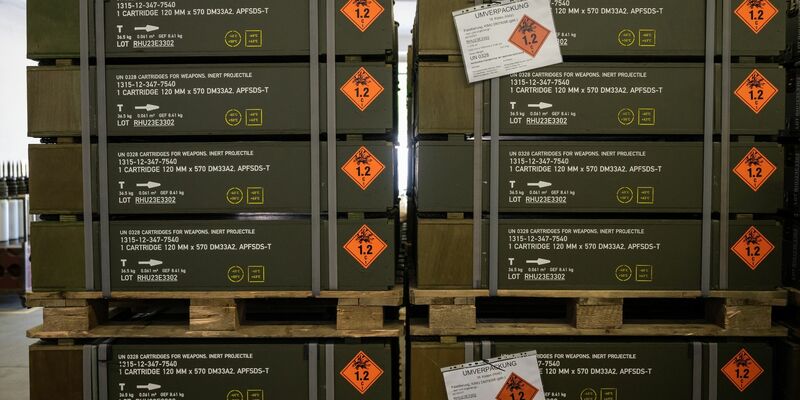 Kisten mit 120-Millimeter KE Panzermunition stehen in einer Halle bei Rheinmetall. - Foto: Philipp Schulze/dpa