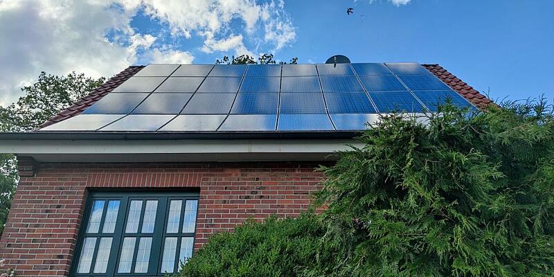 Solarzellen auf Hausdach (Archiv) - Foto: über dts Nachrichtenagentur