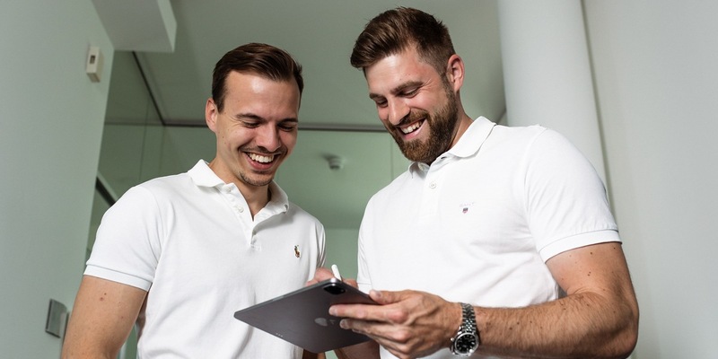 Ist Auslands-Recruiting die Lösung für die Pflegebranche? Max Grinda und Felix Hahnewald klären auf - Foto: presseportal.de