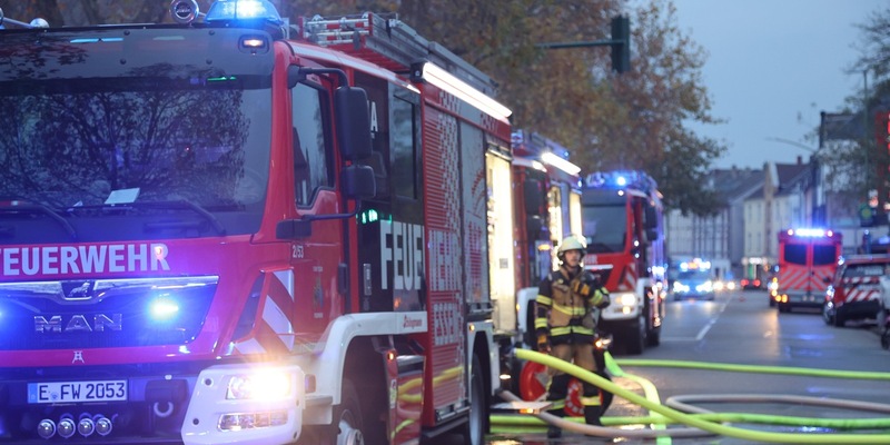 FW-E: Zimmerbrand im 4. OG eines Mehrfamilienhauses - keine Verletzten - Foto: presseportal.de