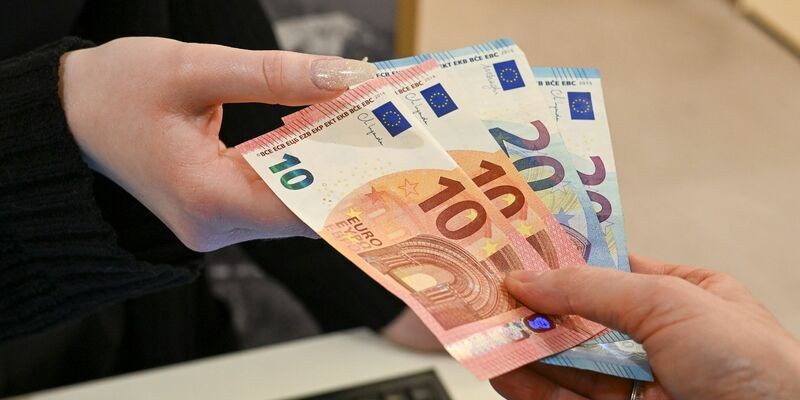 Einer Umfrage zufolge wollen 93 Prozent auch in Zukunft selbst entscheiden, ob sie bar oder unbar bezahlen. - Foto: Jens Kalaene/dpa