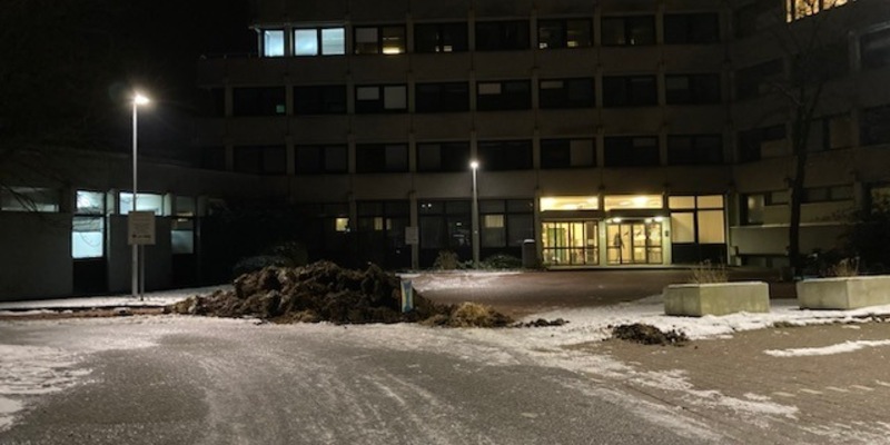 POL-STD: VW Golf in Wischhafen entwendet, Außenbordmotoren in Stade entwendet, Unbekannte kippen eine Ladung Mist vor das Stader Finanzamt - Polizei sucht Zeugen - Foto: presseportal.de