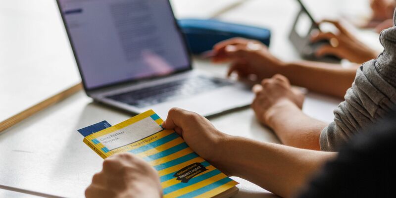 Ein versierter Umgang der Schülerinnen und Schüler mit den KI-Instrumenten soll laut SWK als neues Lernziel geübt und auch geprüft werden. - Foto: Philipp von Ditfurth/dpa
