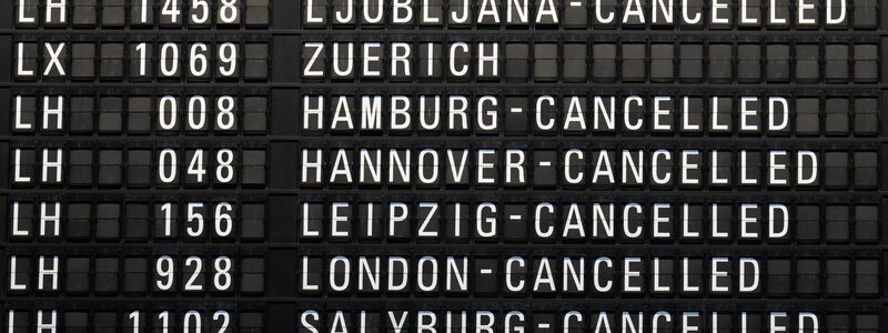 Annulliert sind zahlreiche Verbindungen auf der Anzeigetafel des Flughafens in Frankfurt am Main. - Foto: Boris Roessler/dpa