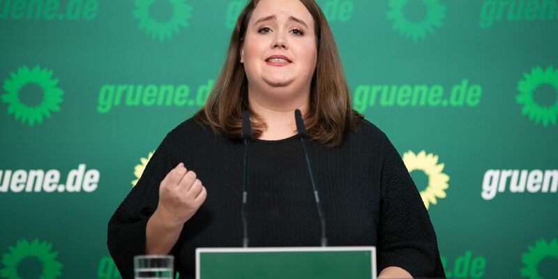 «Ich würde davon ausgehen, dass wir um die 2000 Euro rum liegen»: Ricarda Lang (Archivfoto). - Foto: Marco Rauch/dpa