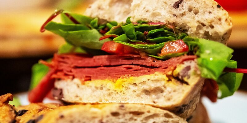 Die Beliebtheit von Fleischersatzprodukten ist zuletzt etwas zurückgegangen. - Foto: Bernd Diekjobst/dpa-tmn