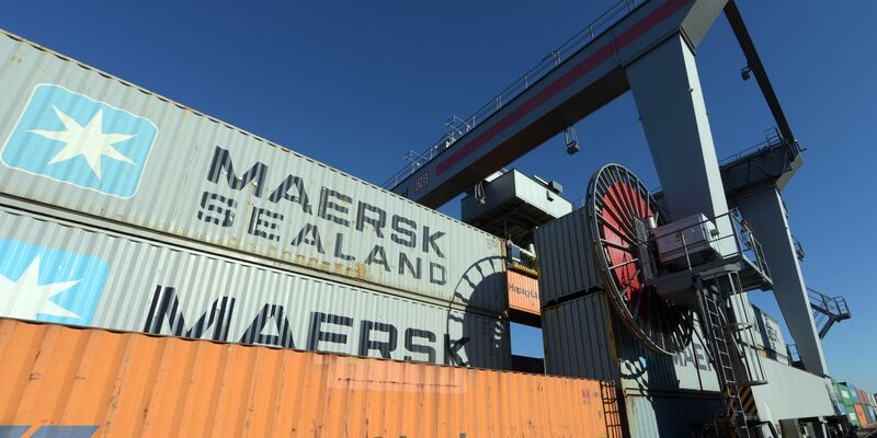 Die Containerreedereien Hapag-Lloyd und Maersk haben eine Zusammenarbeit vereinbart. - Foto: picture alliance / dpa