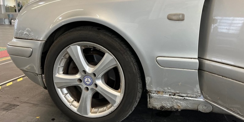 POL-D: Flingern-Süd - Mettmanner Straße - Väterchen Rost auf vier Rädern - Mercedes buchstäblich aus dem Verkehr gezogen - Foto: presseportal.de