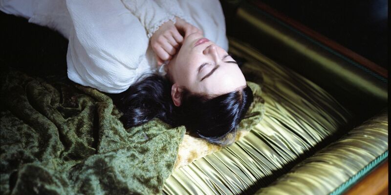 Emma Stone spielt eine erwachsene Frau, der das Gehirn eines Babys eingesetzt wird. - Foto: Walt Disney Germany/dpa