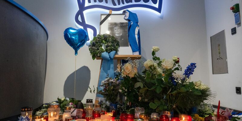 Die Hertha befindet sich nach dem unerwarteten Tod von Präsident Kay Bernstein in einer Schockstarre. - Foto: Soeren Stache/dpa