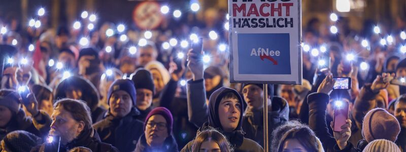 Mit Plakaten und Sprechchören haben am Dienstagabend rund 1600 Menschen auf dem Marktplatz in Schwerin gegen die AfD und Rechtsextremismus demonstriert. - Foto: Ulrich Perrey/dpa