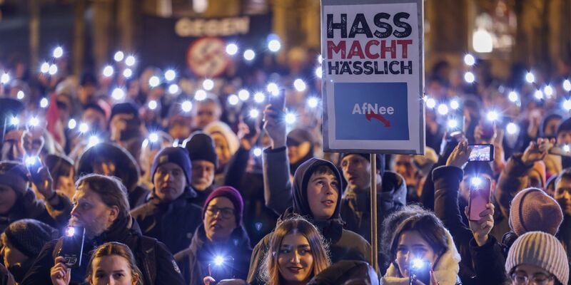 Mit Plakaten und Sprechchören haben am Dienstagabend rund 1600 Menschen auf dem Marktplatz in Schwerin gegen die AfD und Rechtsextremismus demonstriert. - Foto: Ulrich Perrey/dpa