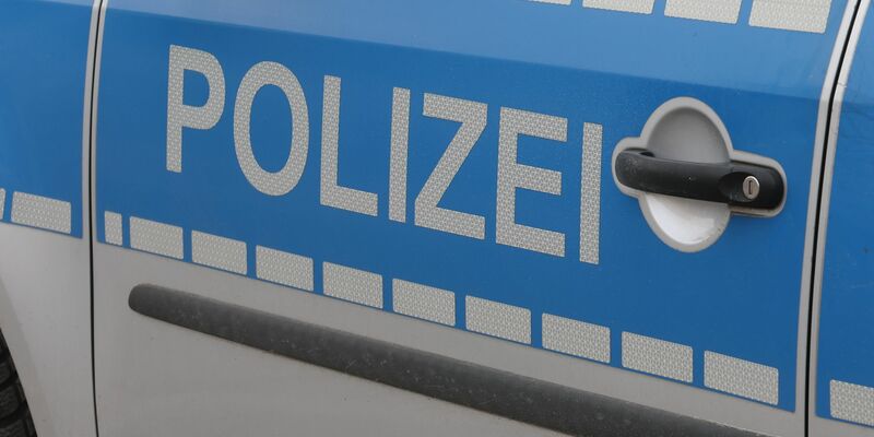 In Bad Oeynhausen wurde eine Leiche in einem Müllcontainer gefunden. Die Polizei sucht nach wie vor Zeugen (Symbolbild). - Foto: Bodo Schackow/dpa