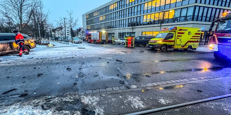 FW Dresden: Verkehrsunfall sowie Unwetterwarnung des DWD vor hoher Glättegefahr - Foto: presseportal.de