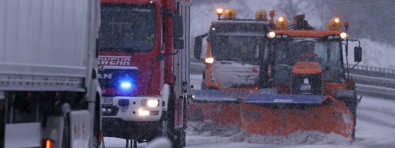 Schneeräumfahrzeuge sind auf der B51 bei Blankenheim (Nordrhein-Westfalen) unterwegs. - Foto: David Young/dpa