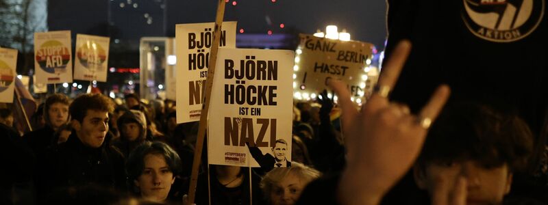 Demonstration vor dem Roten Rathaus in Berlin. - Foto: Carsten Koall/dpa