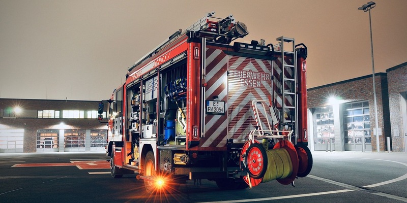 FW-E: Verkehrsunfall auf Glatteis - Pkw droht umzukippen - Foto: presseportal.de