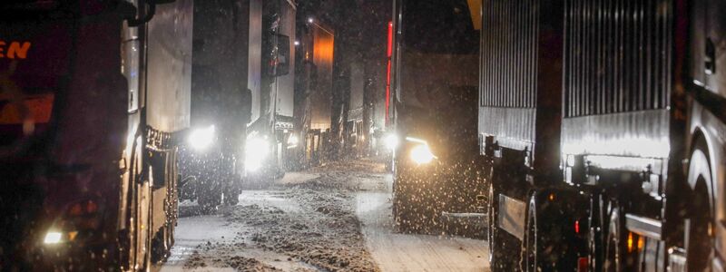 Auf den Autobahnen 4, 5 und 7 in Osthessen ging nichts mehr: Lkw sind auf der schneebedeckten Fahrbahn stecken geblieben. Es bildeten sich kilometerlange Staus, viele Autofahrer saßen in der Nacht fest. - Foto: Bernd März/dpa