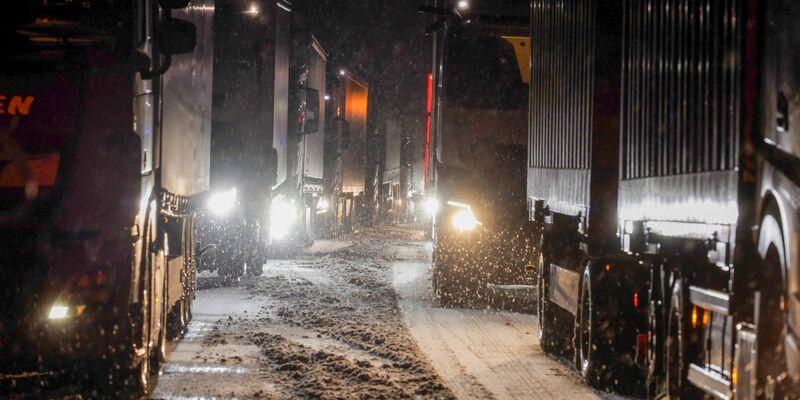 Auf den Autobahnen 4, 5 und 7 in Osthessen ging nichts mehr: Lkw sind auf der schneebedeckten Fahrbahn stecken geblieben. Es bildeten sich kilometerlange Staus, viele Autofahrer saßen in der Nacht fest. - Foto: Bernd März/dpa