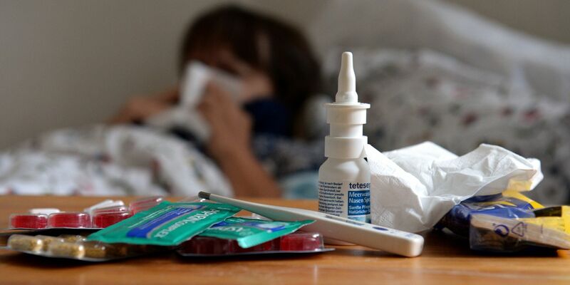 Winterzeit ist Erkältungszeit: Die Grippewelle wächst weiter an und betrifft mittlerweile alle Altersgruppen. - Foto: Susann Prautsch/dpa