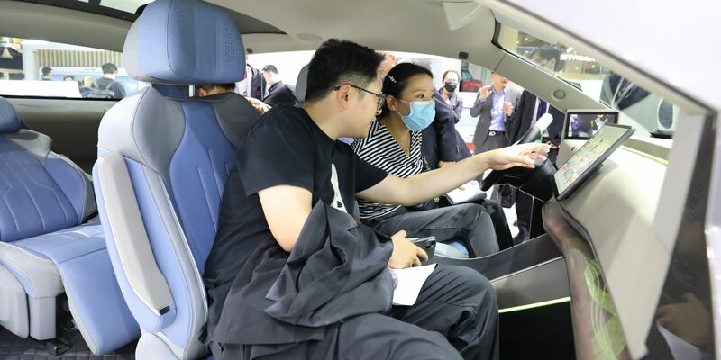 Besucher probieren ein HarmonyOS-basiertes intelligentes Bordcomputerterminal am Huawei-Stand auf der 20. internationalen Automobilausstellung «Auto Shanghai 2023». - Foto: Fang Zhe/XinHua/dpa