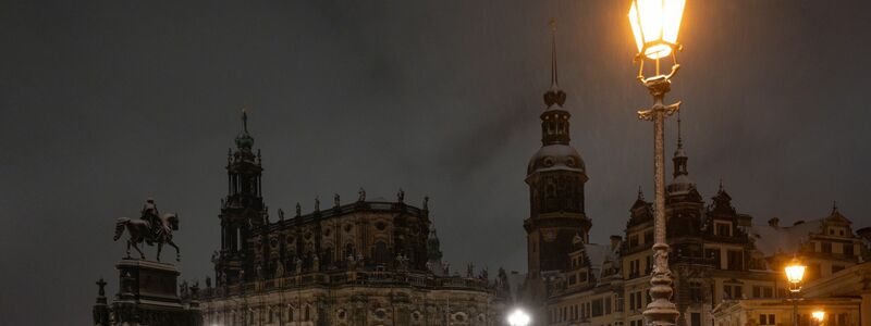 Der Theaterplatz in Dresden ist am Morgen verschneit. - Foto: Robert Michael/dpa