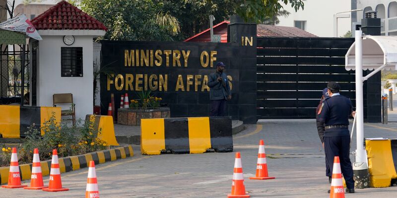 Hohe Sichherheitsmaßnahmen am Haupteingang des pakistanischen Außenministeriums in Islamabad. - Foto: Anjum Naveed/AP/dpa