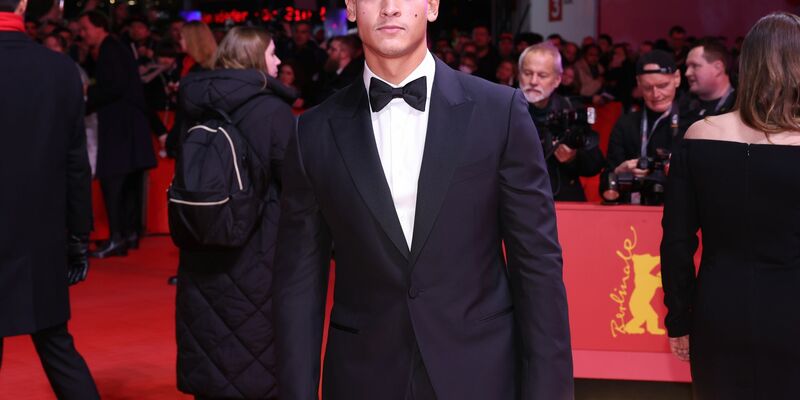 Er ist Schauspieler, er ist Sänger - und er ist in Topform: Für seinen neuen Film musste Emilio Sakraya hart trainieren. - Foto: Gerald Matzka/dpa