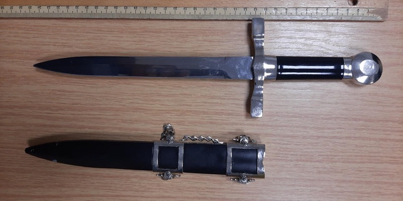 BPOLI EF: Mit Dolch im Bahnhof Nordhausen unterwegs - Foto: presseportal.de